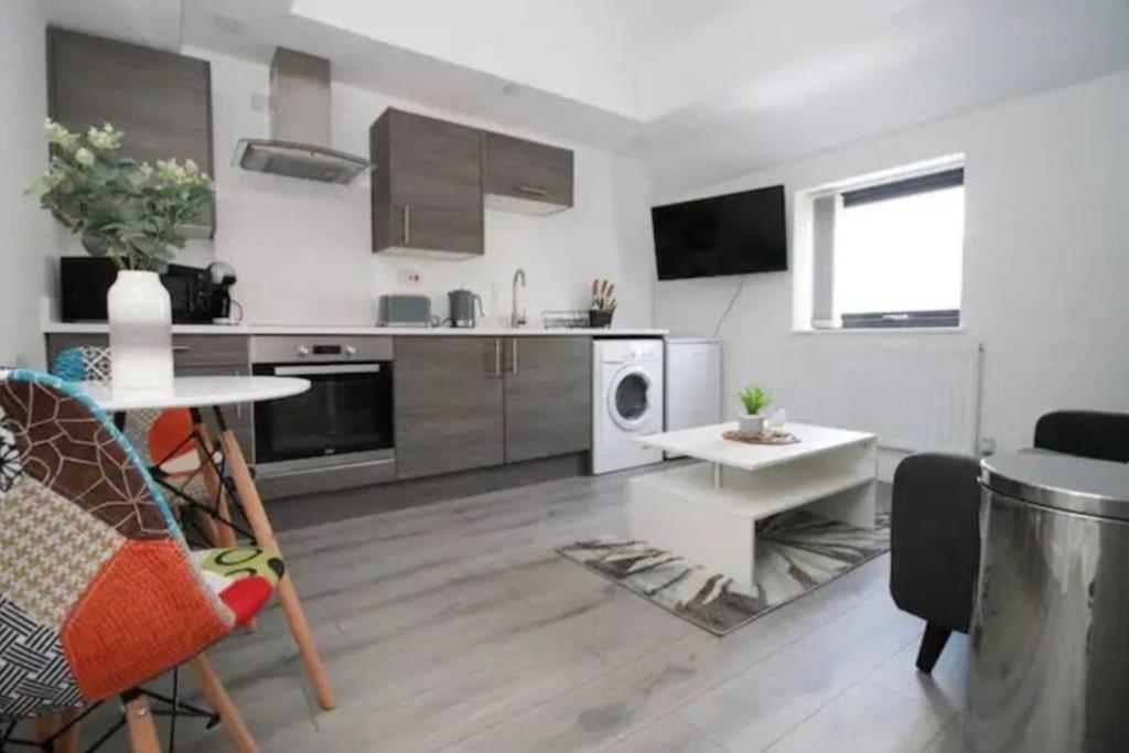 Luxury Redefined:Cardiff 1-Bed Lägenhet Exteriör bild