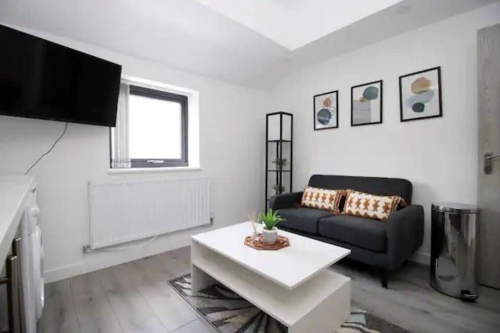Luxury Redefined:Cardiff 1-Bed Lägenhet Exteriör bild