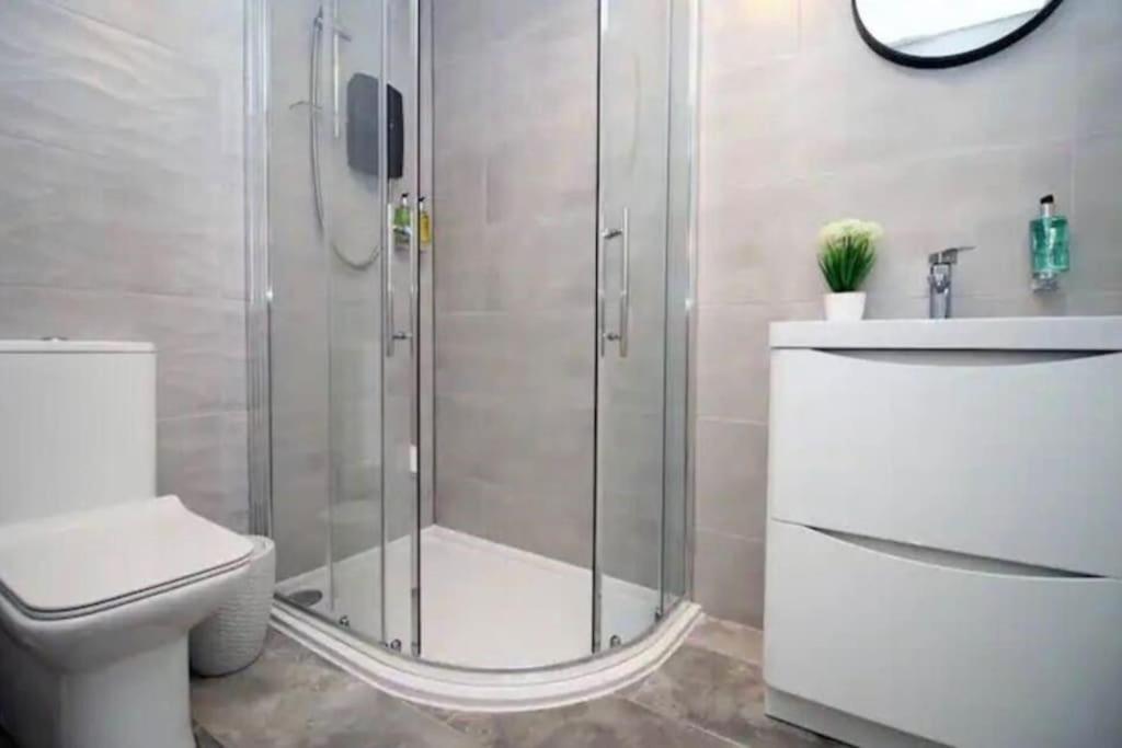 Luxury Redefined:Cardiff 1-Bed Lägenhet Exteriör bild
